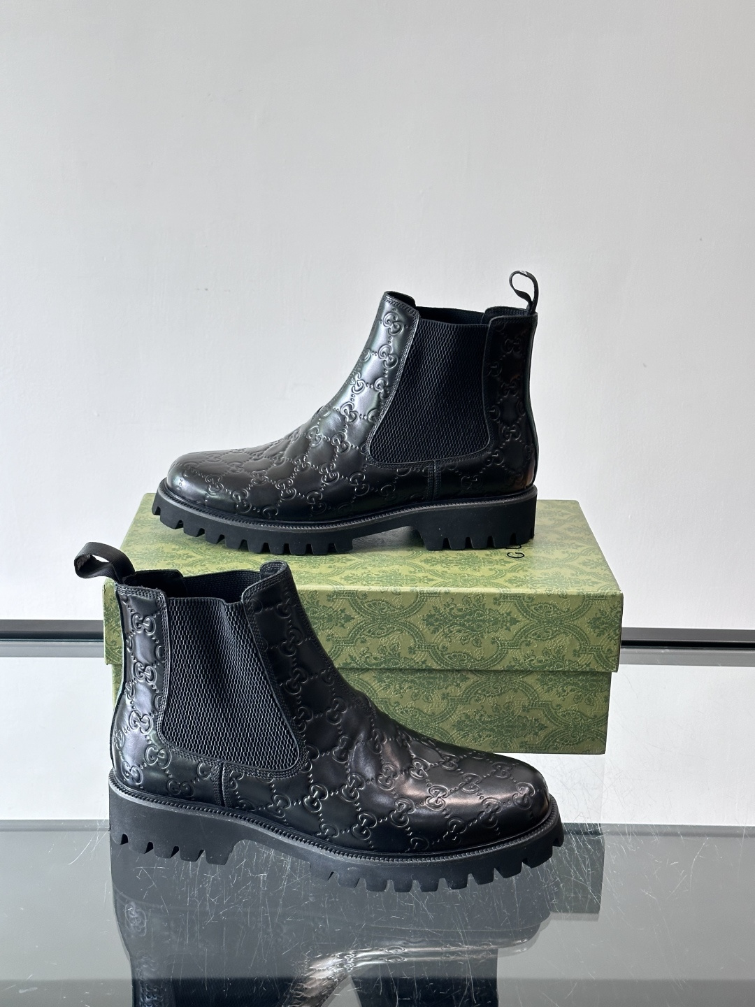Gucci男士英伦风厚底切尔西靴，真皮+弹性侧边，穿脱超方便！厚底设计增高约5cm，防滑耐磨，秋冬通勤、