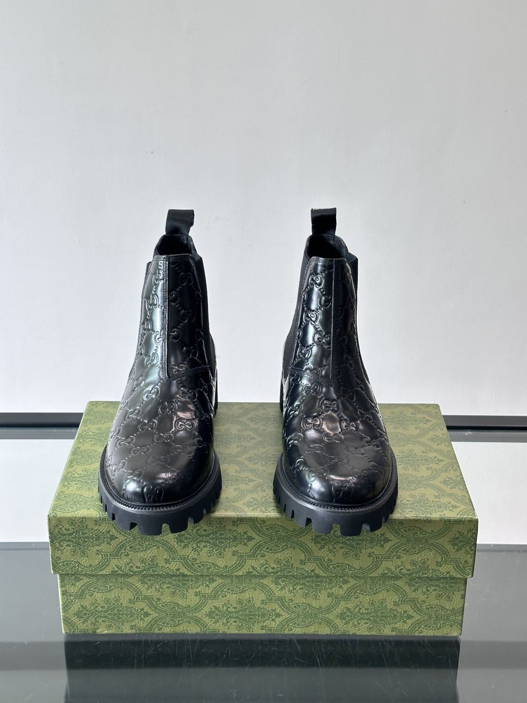 Gucci男士英伦风厚底切尔西靴，真皮+弹性侧边，穿脱超方便！厚底设计增高约5cm，防滑耐磨，秋冬通勤、