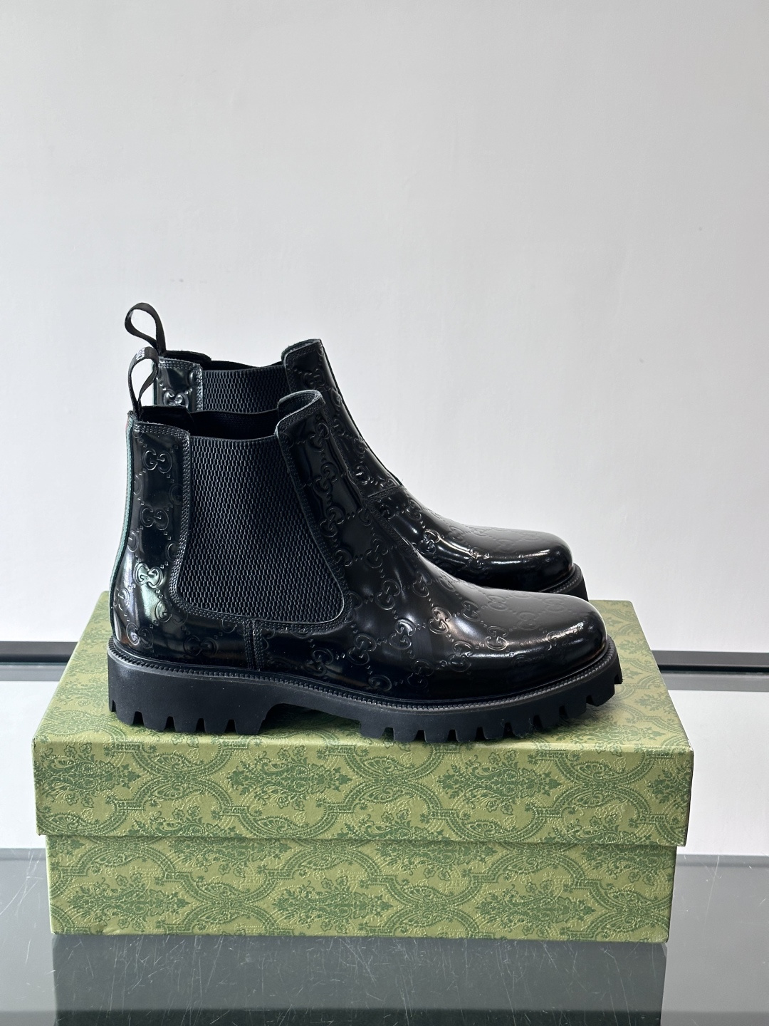 Gucci男士英伦风厚底切尔西靴，真皮+弹性侧边，穿脱超方便！厚底设计增高约5cm，防滑耐磨，秋冬通勤、