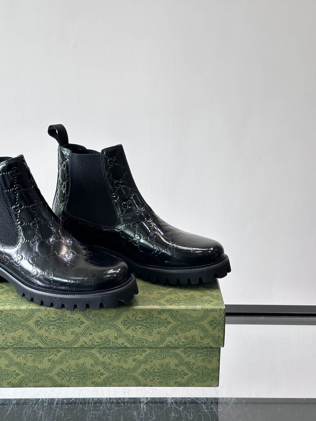 Gucci男士英伦风厚底切尔西靴，真皮+弹性侧边，穿脱超方便！厚底设计增高约5cm，防滑耐磨，秋冬通勤、