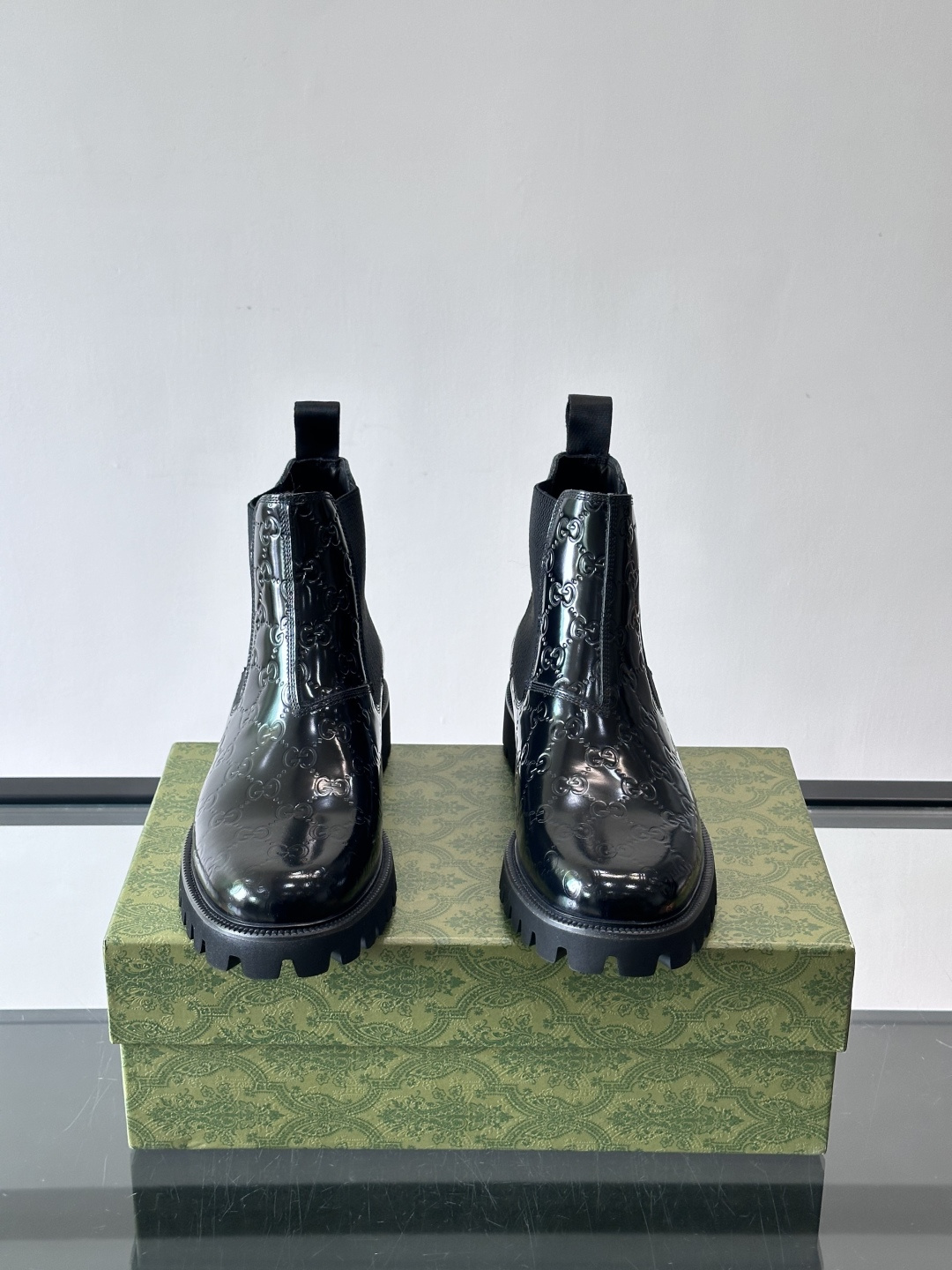 Gucci男士英伦风厚底切尔西靴，真皮+弹性侧边，穿脱超方便！厚底设计增高约5cm，防滑耐磨，秋冬通勤、