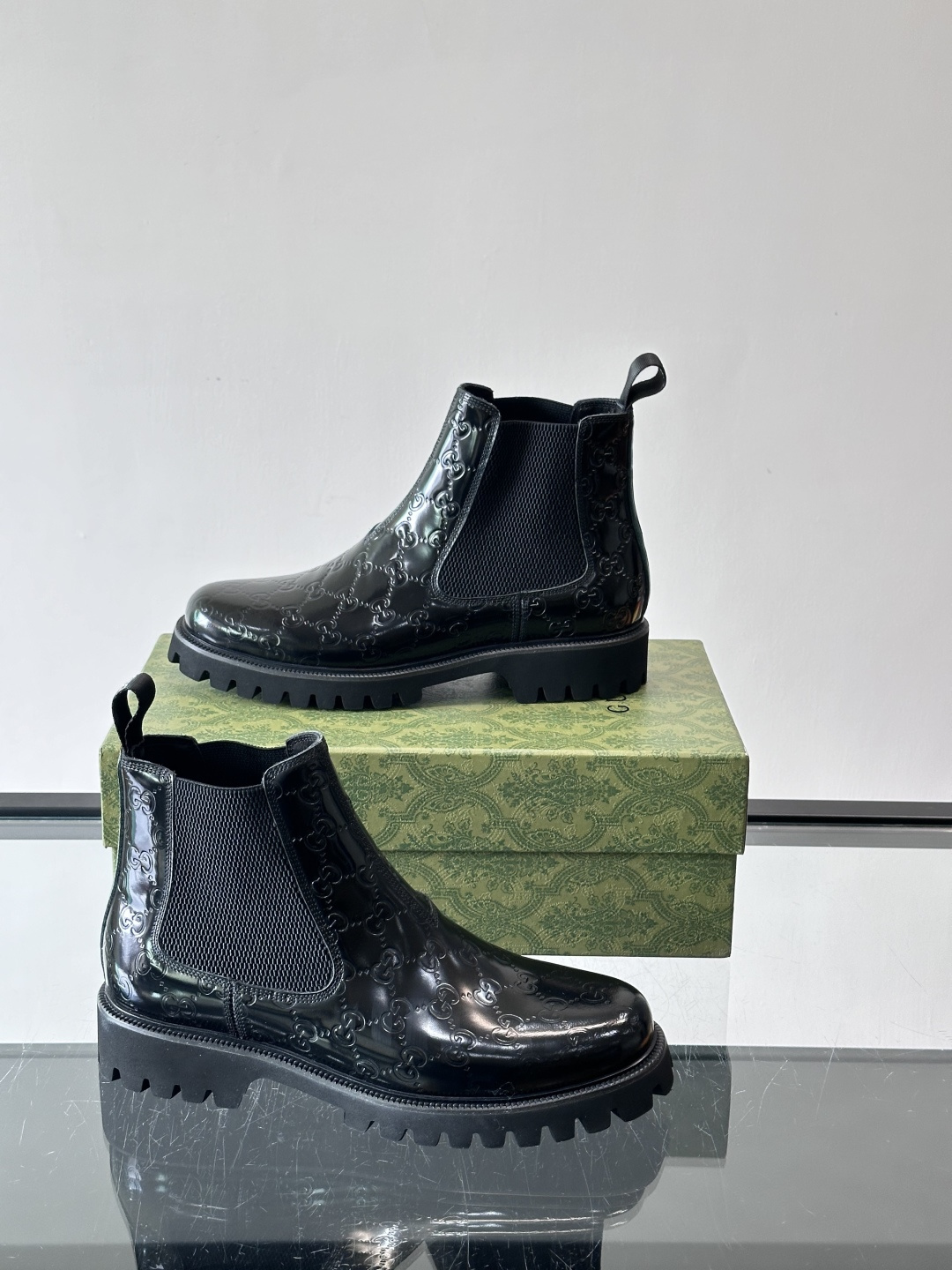 Gucci男士英伦风厚底切尔西靴，真皮+弹性侧边，穿脱超方便！厚底设计增高约5cm，防滑耐磨，秋冬通勤、