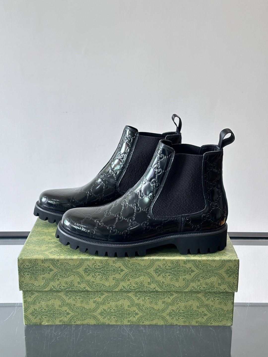 Gucci男士英伦风厚底切尔西靴，真皮+弹性侧边，穿脱超方便！厚底设计增高约5cm，防滑耐磨，秋冬通勤、