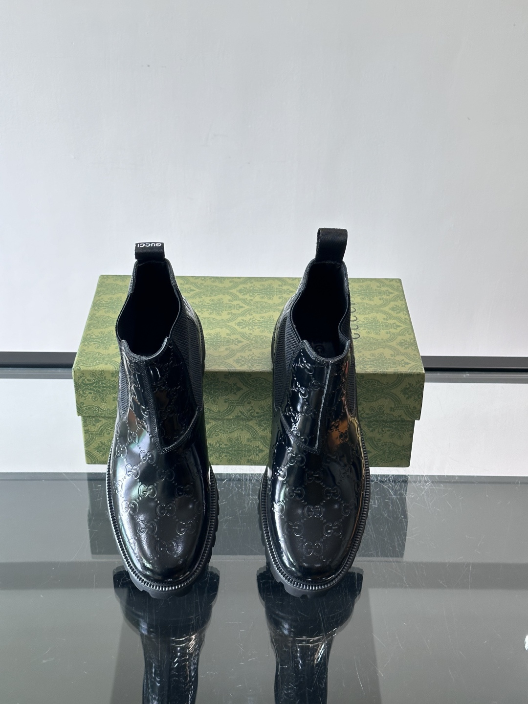 Gucci男士英伦风厚底切尔西靴，真皮+弹性侧边，穿脱超方便！厚底设计增高约5cm，防滑耐磨，秋冬通勤、