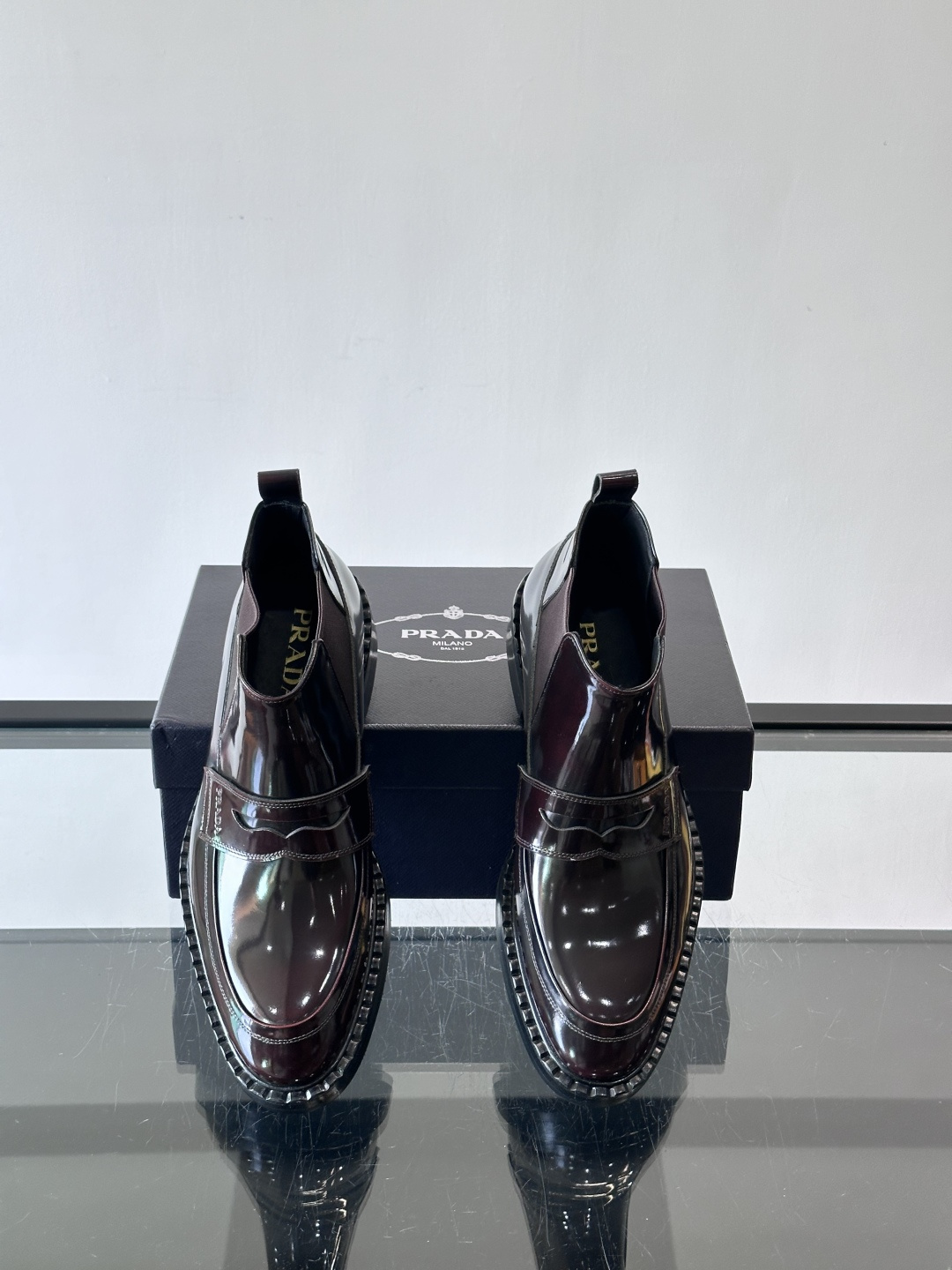 Prad*男士切尔西靴，选用真皮，超有质感，厚底设计增高又舒适。一脚蹬+弹性侧边，穿脱超方便，通勤休闲都