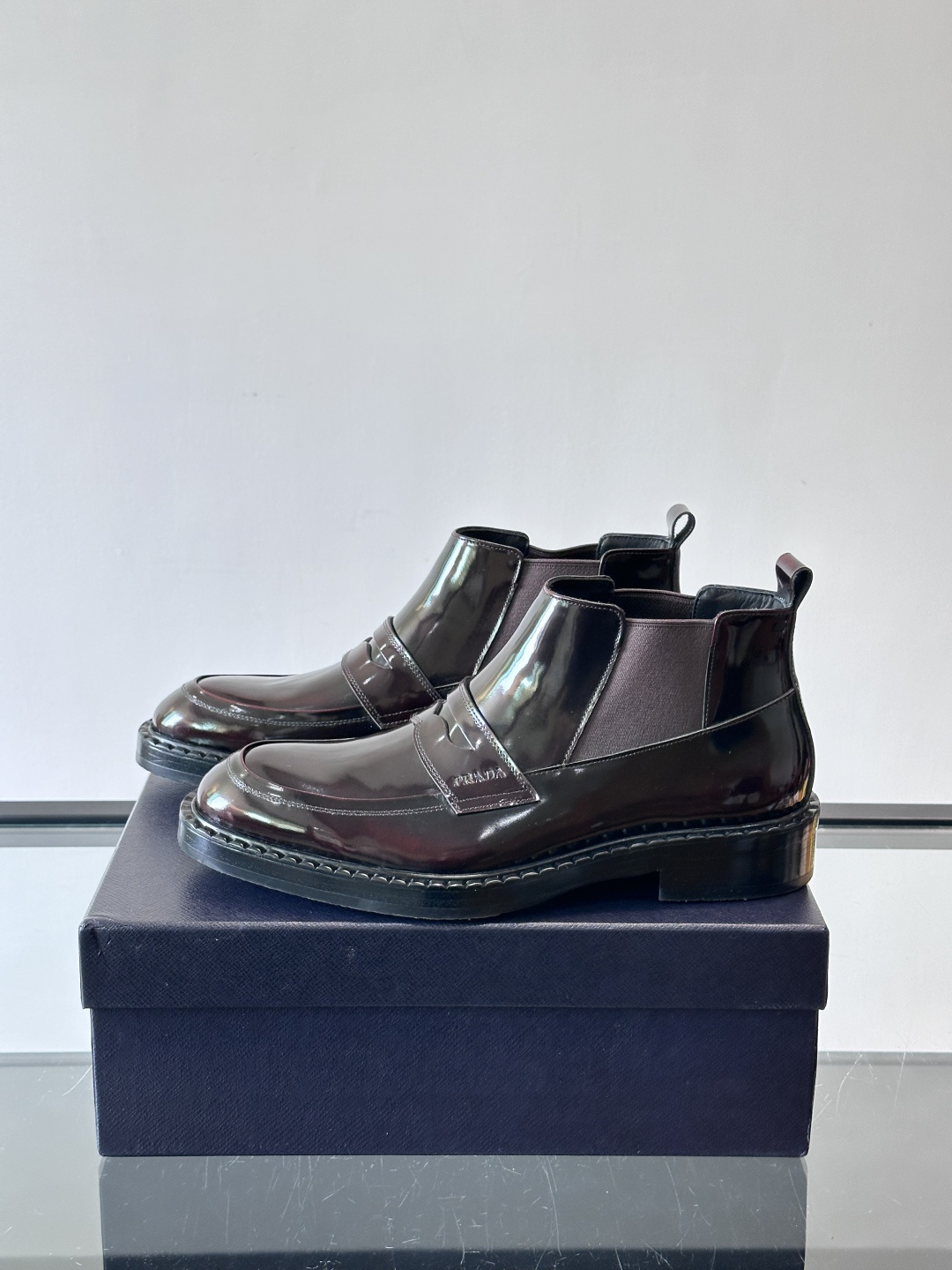 Prad*男士切尔西靴，选用真皮，超有质感，厚底设计增高又舒适。一脚蹬+弹性侧边，穿脱超方便，通勤休闲都