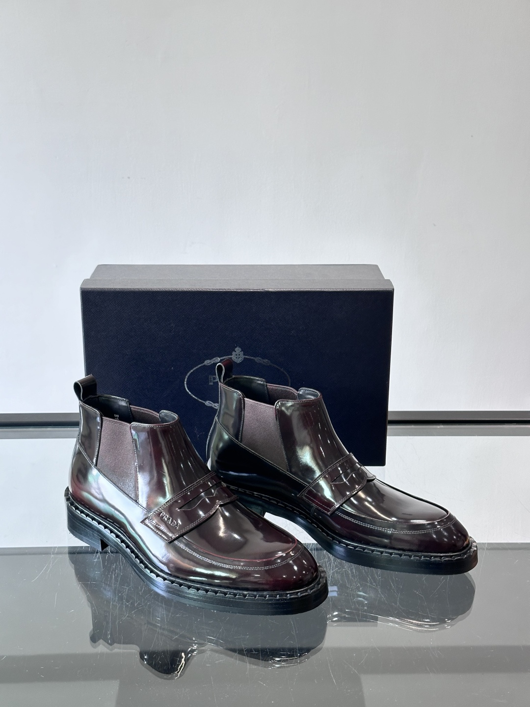 Prad*男士切尔西靴，选用真皮，超有质感，厚底设计增高又舒适。一脚蹬+弹性侧边，穿脱超方便，通勤休闲都