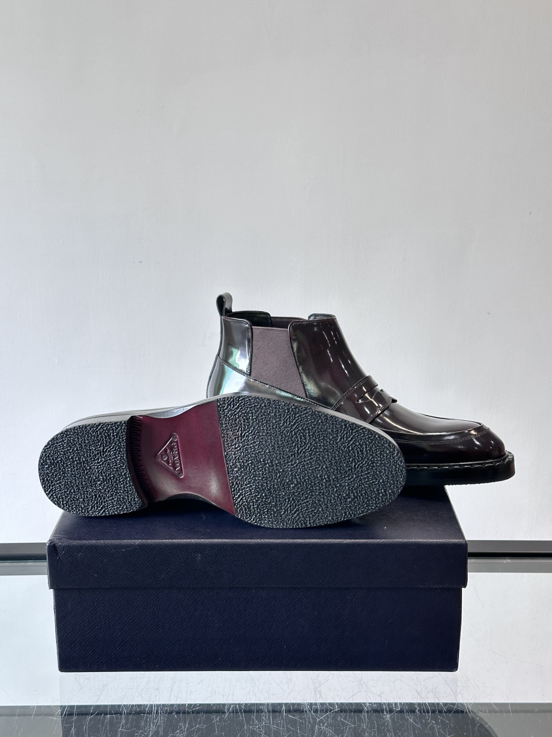 Prad*男士切尔西靴，选用真皮，超有质感，厚底设计增高又舒适。一脚蹬+弹性侧边，穿脱超方便，通勤休闲都