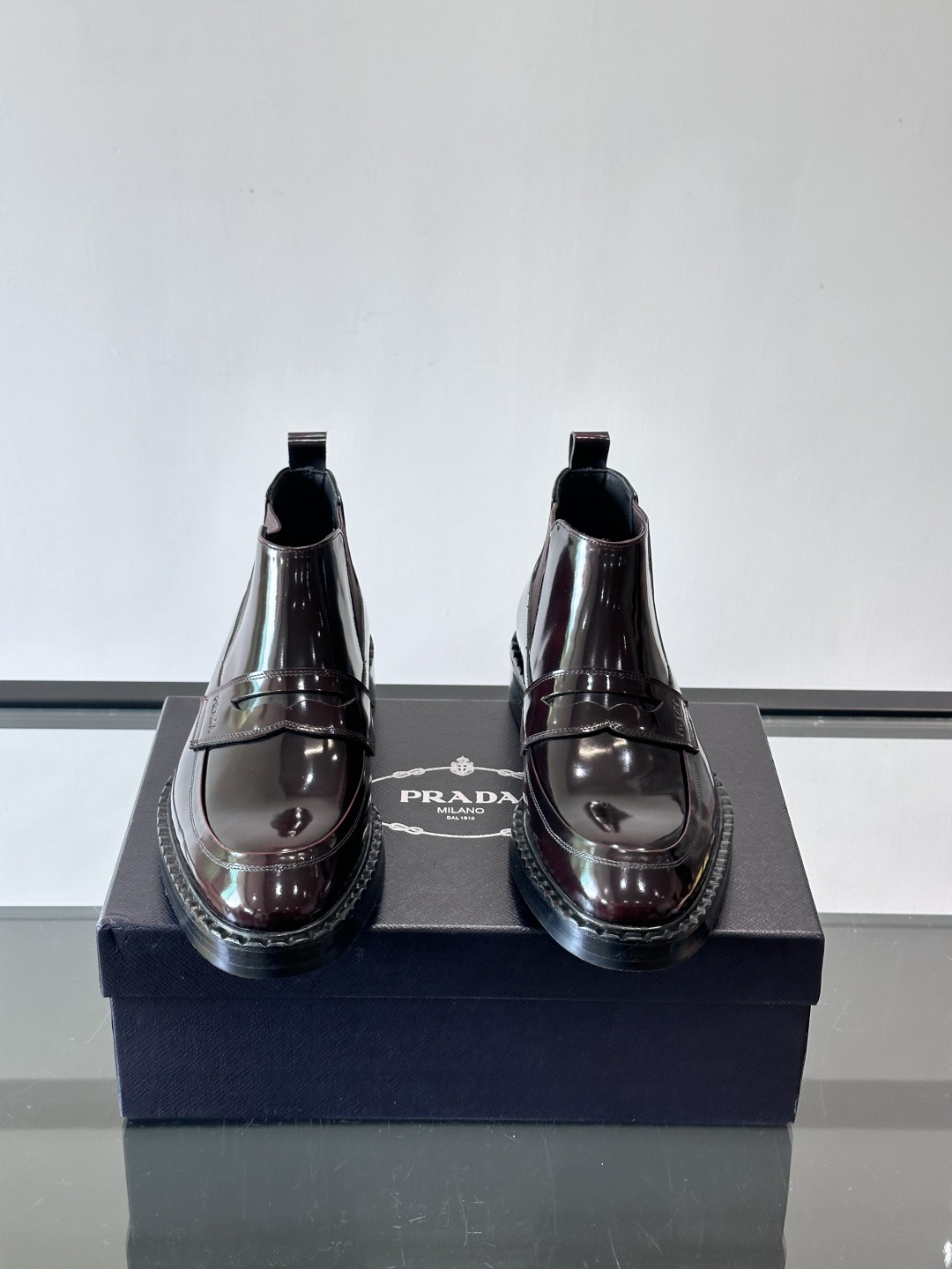 Prad*男士切尔西靴，选用真皮，超有质感，厚底设计增高又舒适。一脚蹬+弹性侧边，穿脱超方便，通勤休闲都