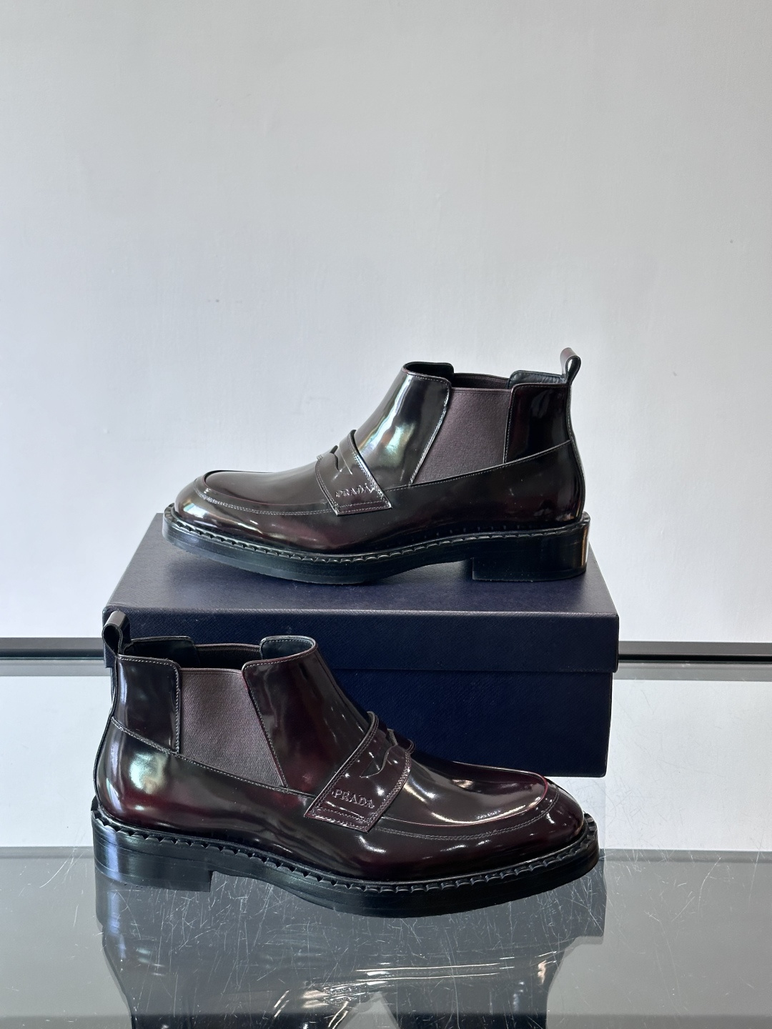 Prad*男士切尔西靴，选用真皮，超有质感，厚底设计增高又舒适。一脚蹬+弹性侧边，穿脱超方便，通勤休闲都