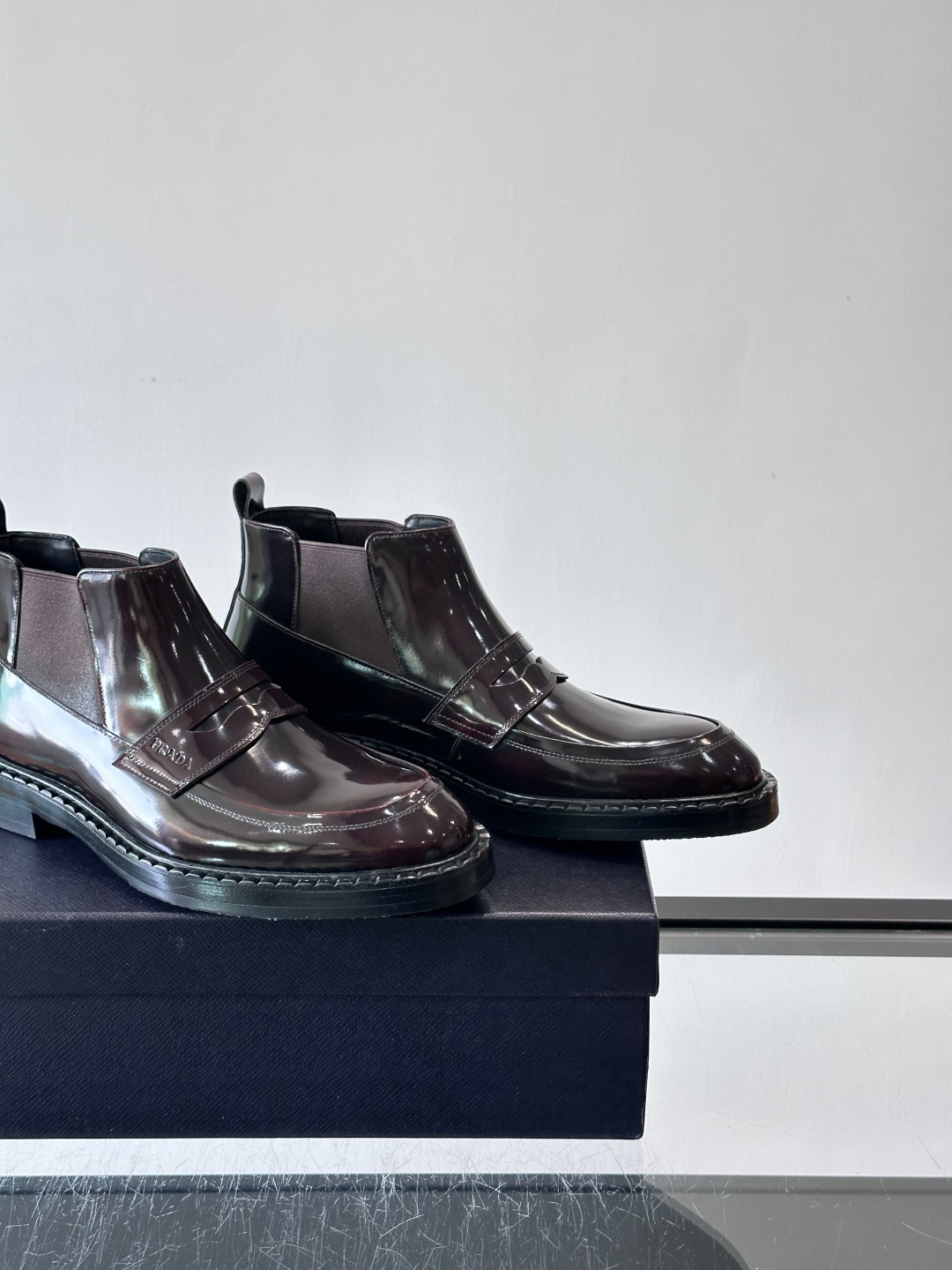 Prad*男士切尔西靴，选用真皮，超有质感，厚底设计增高又舒适。一脚蹬+弹性侧边，穿脱超方便，通勤休闲都