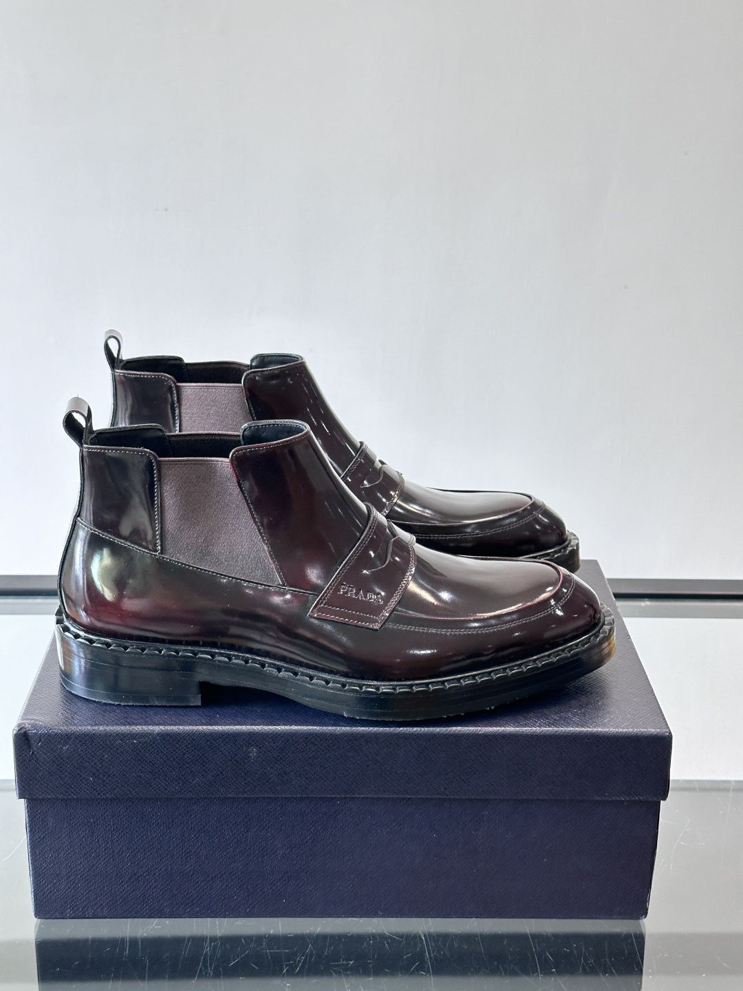 Prad*男士切尔西靴，选用真皮，超有质感，厚底设计增高又舒适。一脚蹬+弹性侧边，穿脱超方便，通勤休闲都