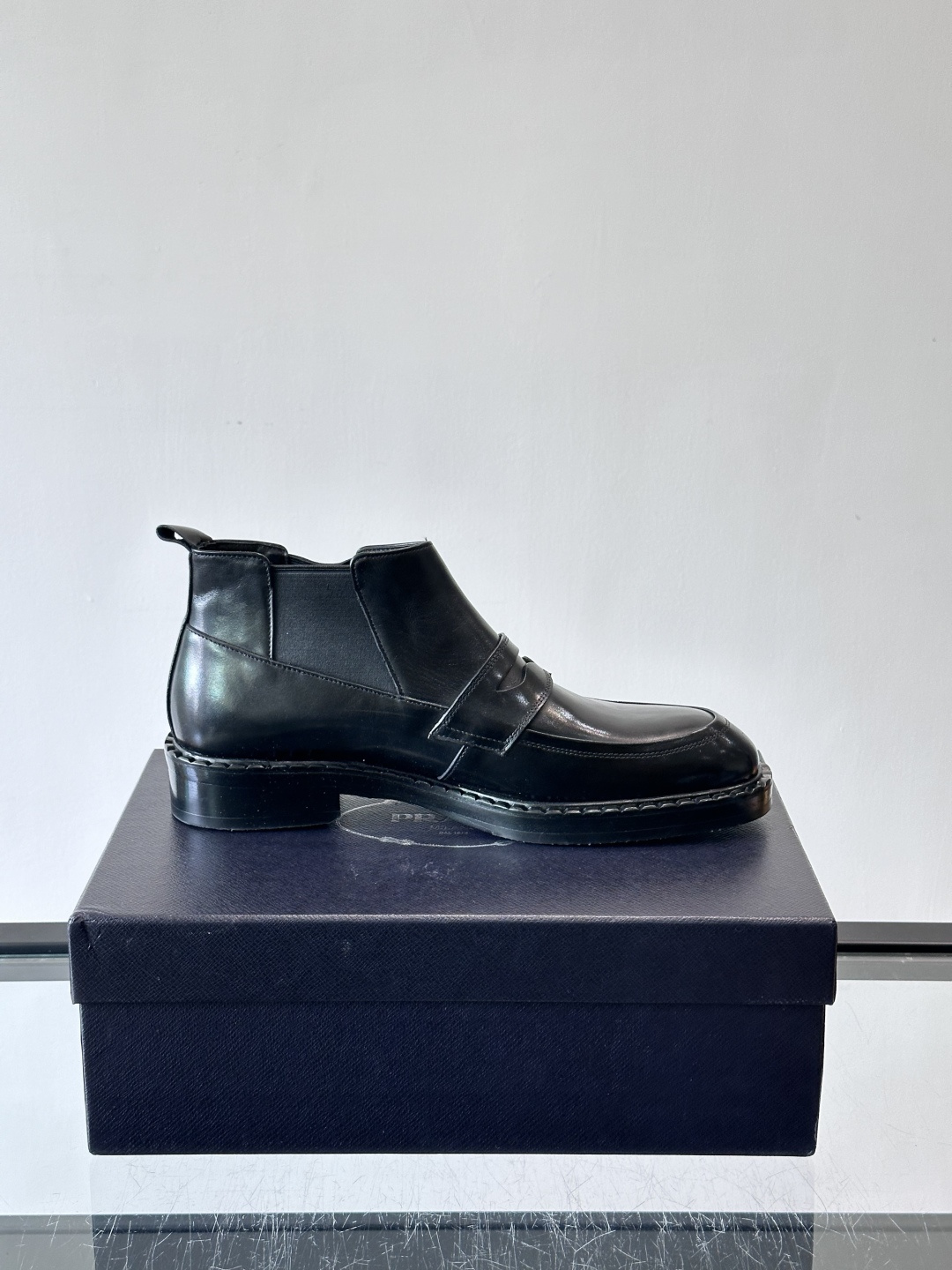 Prad*男士切尔西靴，选用真皮，超有质感，厚底设计增高又舒适。一脚蹬+弹性侧边，穿脱超方便，通勤休闲都