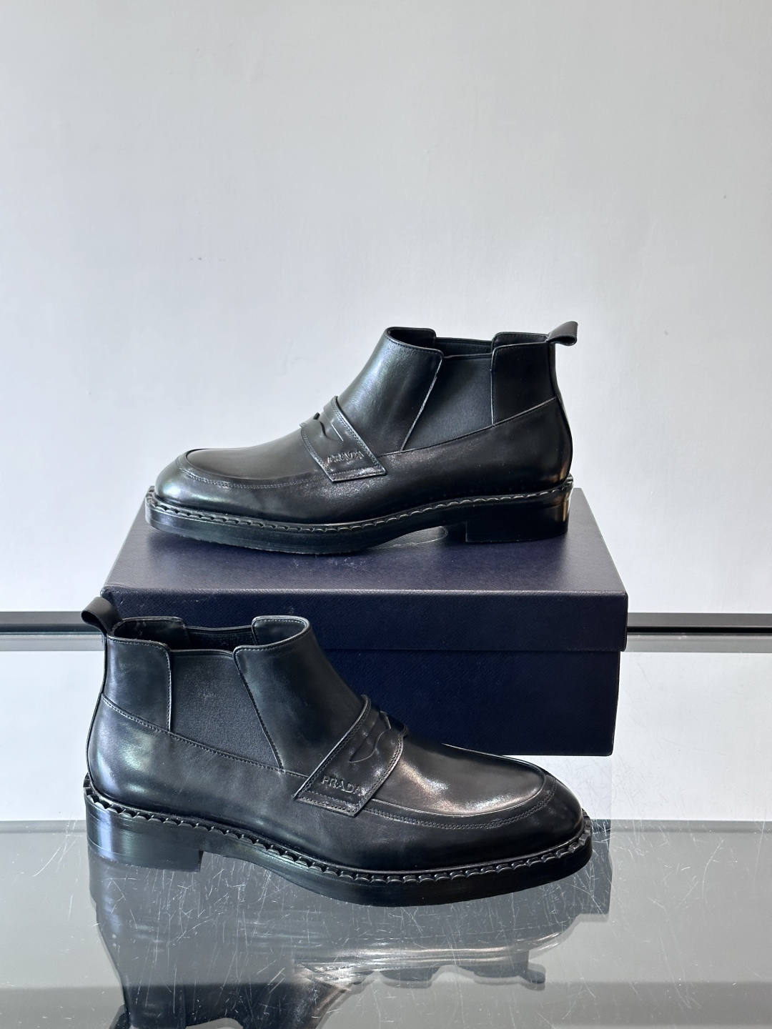 Prad*男士切尔西靴，选用真皮，超有质感，厚底设计增高又舒适。一脚蹬+弹性侧边，穿脱超方便，通勤休闲都