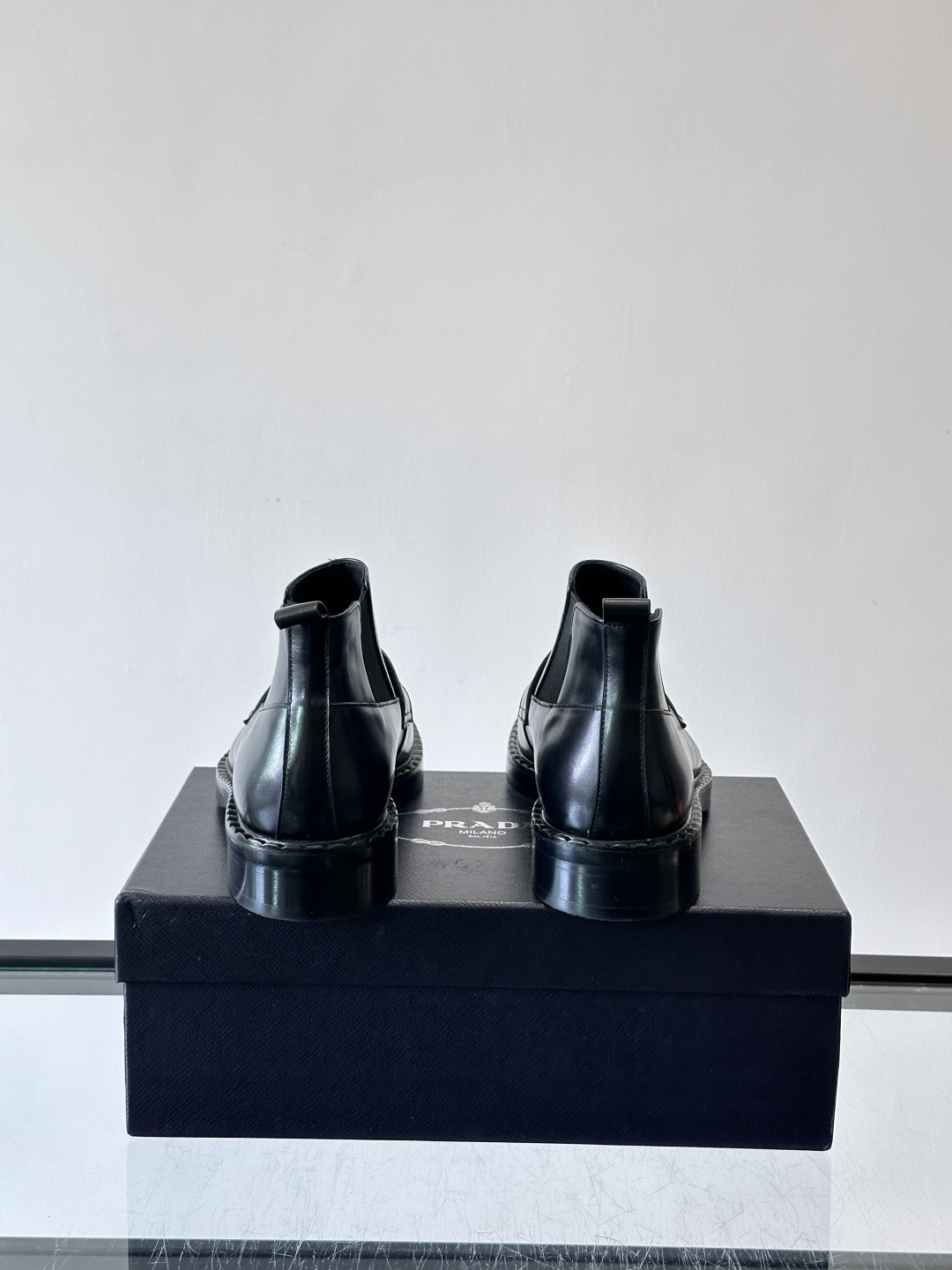 Prad*男士切尔西靴，选用真皮，超有质感，厚底设计增高又舒适。一脚蹬+弹性侧边，穿脱超方便，通勤休闲都