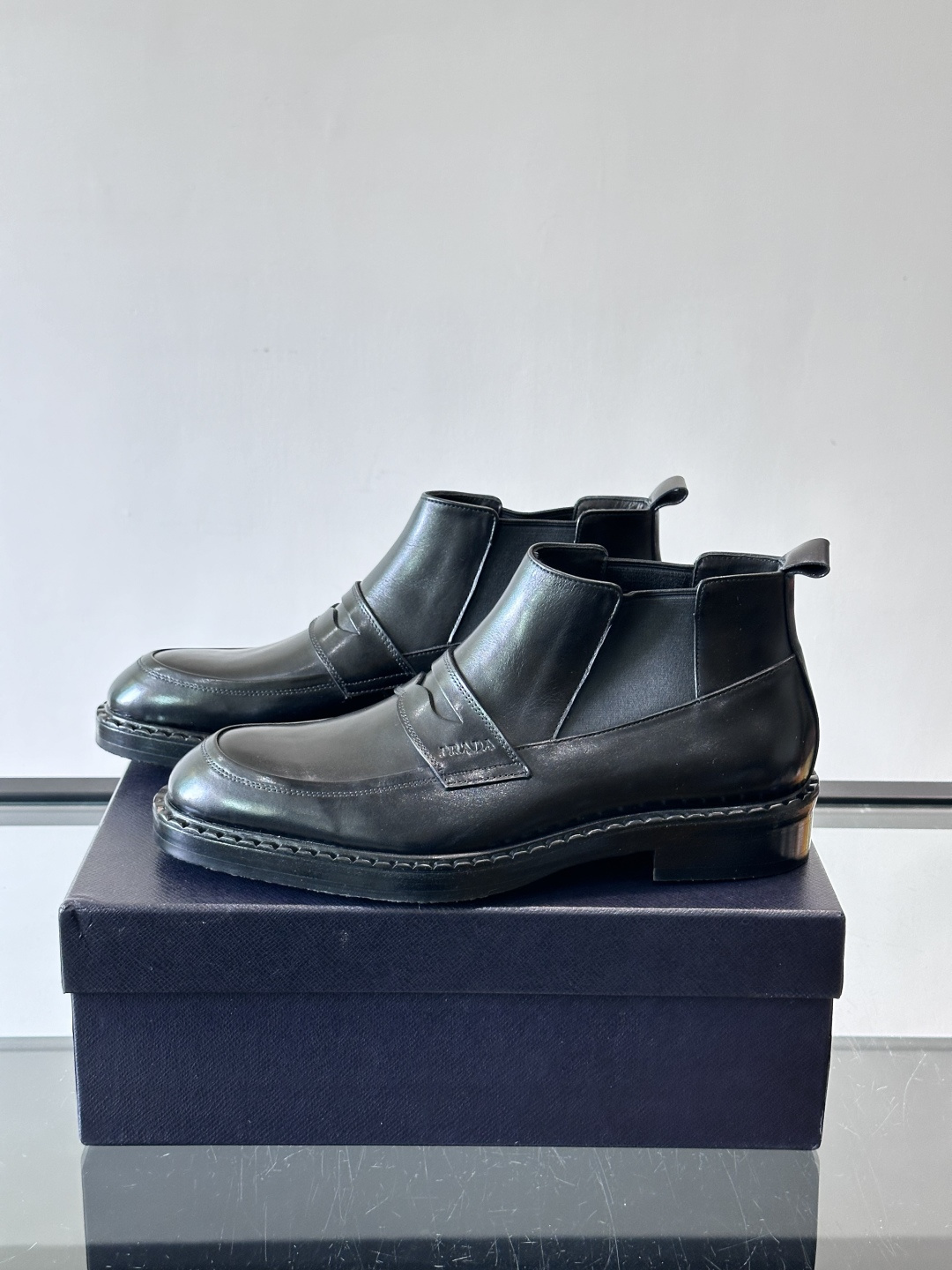Prad*男士切尔西靴，选用真皮，超有质感，厚底设计增高又舒适。一脚蹬+弹性侧边，穿脱超方便，通勤休闲都