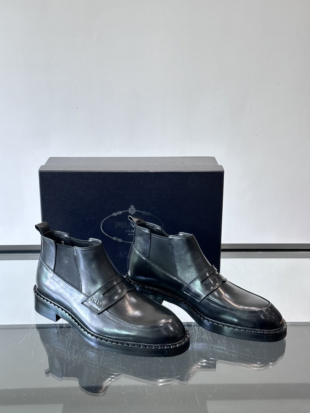 Prad*男士切尔西靴，选用真皮，超有质感，厚底设计增高又舒适。一脚蹬+弹性侧边，穿脱超方便，通勤休闲都