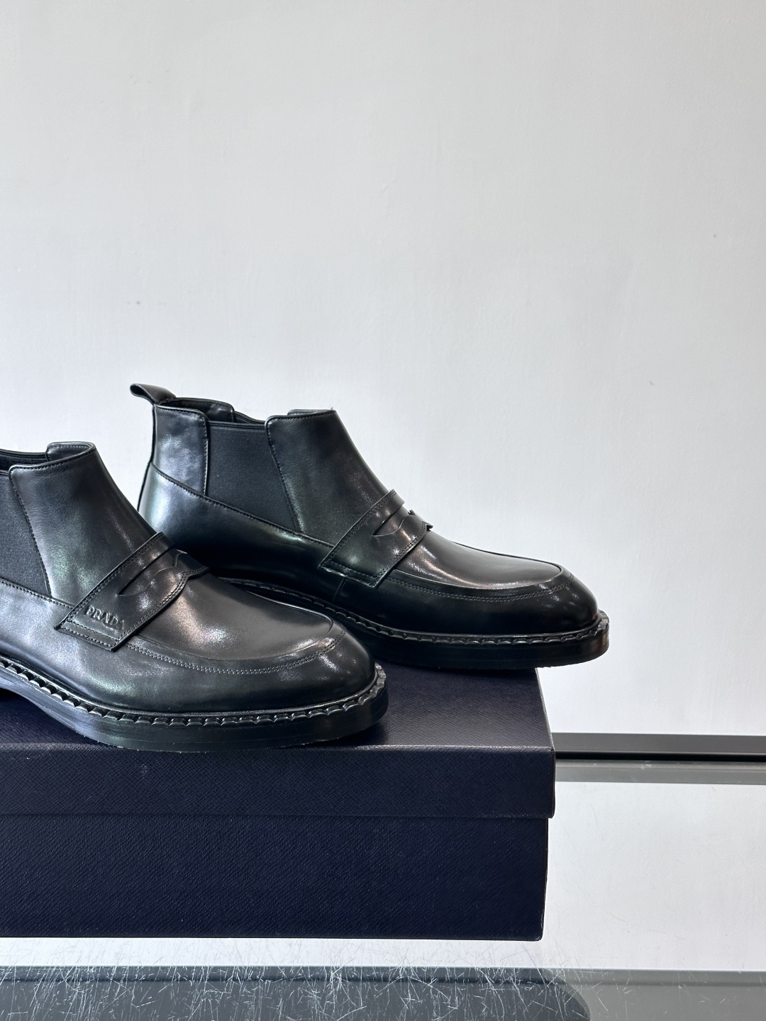 Prad*男士切尔西靴，选用真皮，超有质感，厚底设计增高又舒适。一脚蹬+弹性侧边，穿脱超方便，通勤休闲都