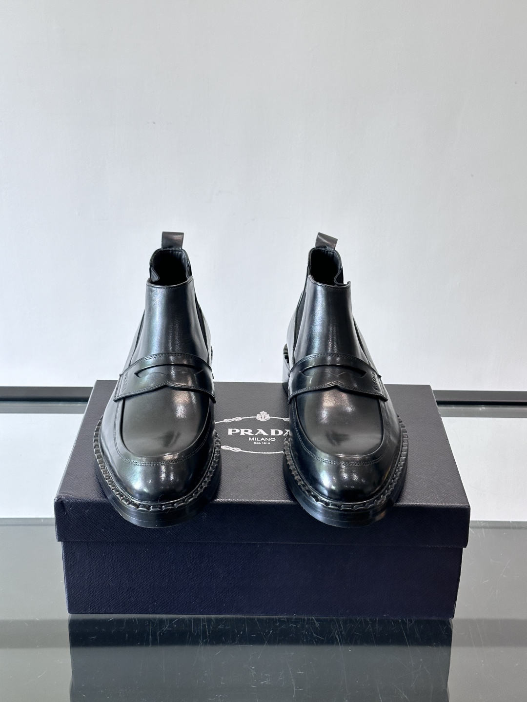 Prad*男士切尔西靴，选用真皮，超有质感，厚底设计增高又舒适。一脚蹬+弹性侧边，穿脱超方便，通勤休闲都