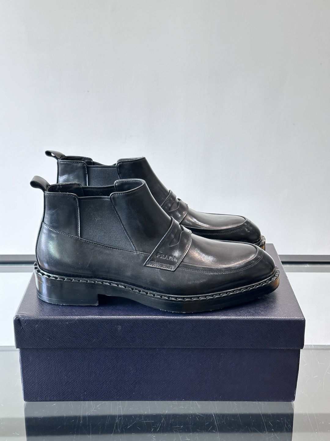 Prad*男士切尔西靴，选用真皮，超有质感，厚底设计增高又舒适。一脚蹬+弹性侧边，穿脱超方便，通勤休闲都