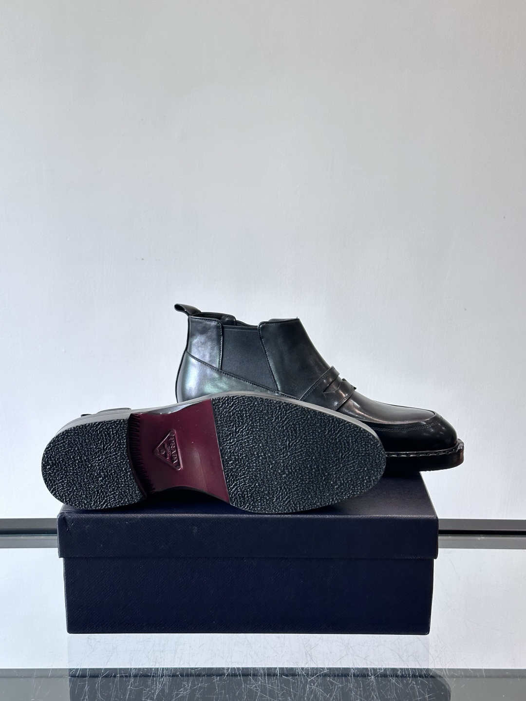 Prad*男士切尔西靴，选用真皮，超有质感，厚底设计增高又舒适。一脚蹬+弹性侧边，穿脱超方便，通勤休闲都