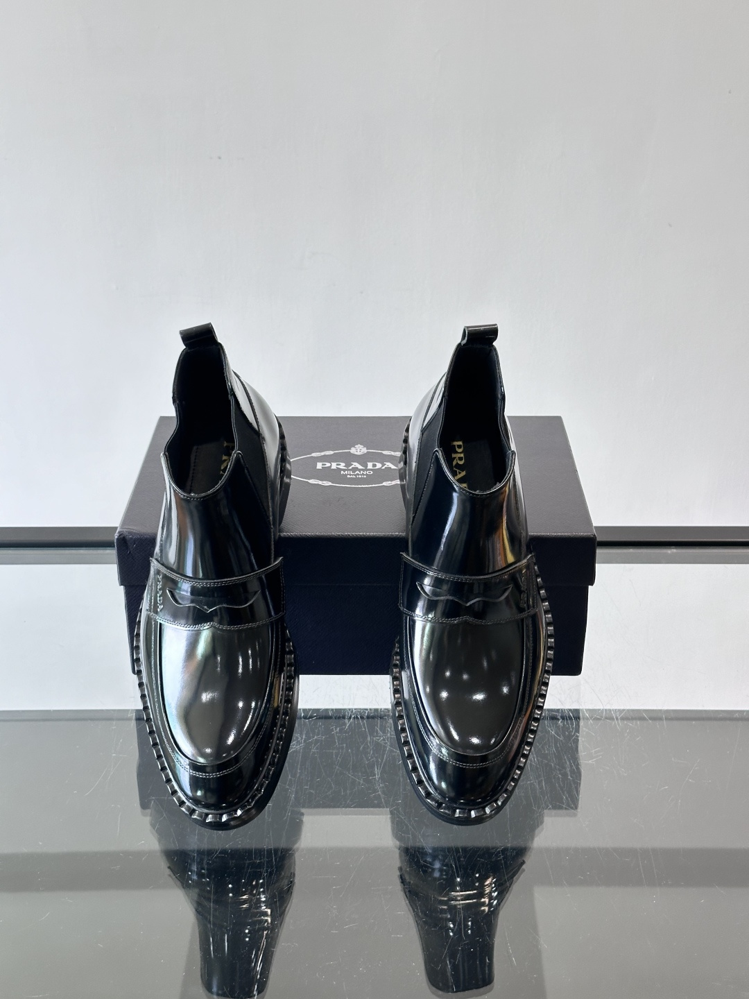 Prad*男士切尔西靴，选用真皮，超有质感，厚底设计增高又舒适。一脚蹬+弹性侧边，穿脱超方便，通勤休闲都