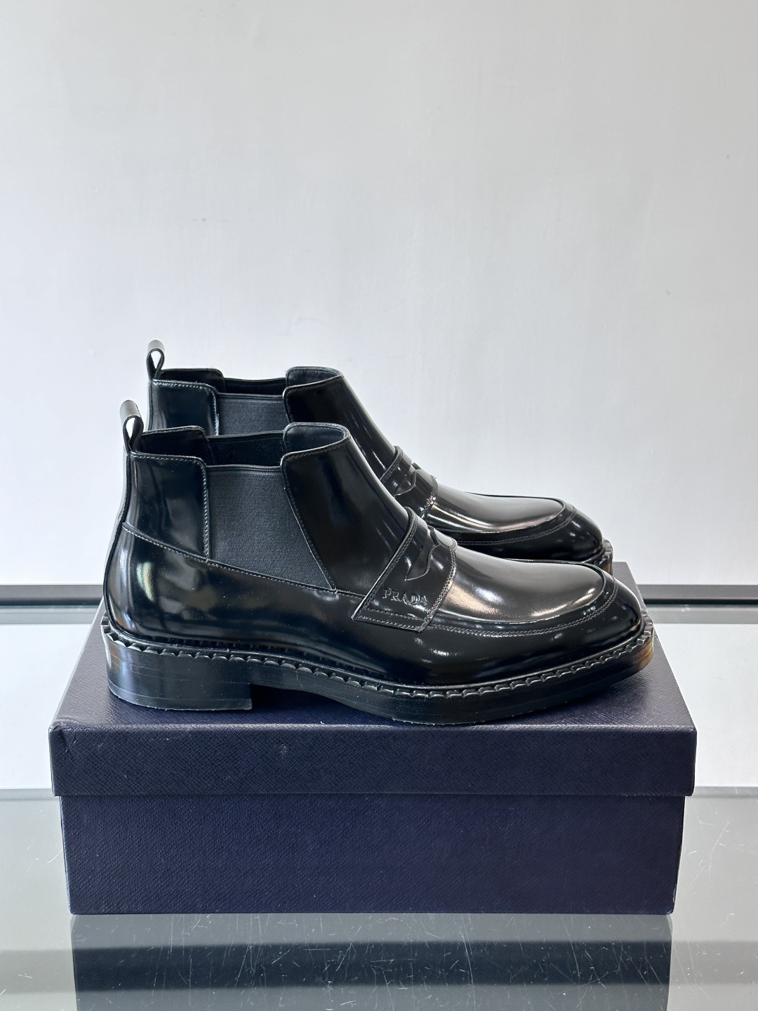 Prad*男士切尔西靴，选用真皮，超有质感，厚底设计增高又舒适。一脚蹬+弹性侧边，穿脱超方便，通勤休闲都
