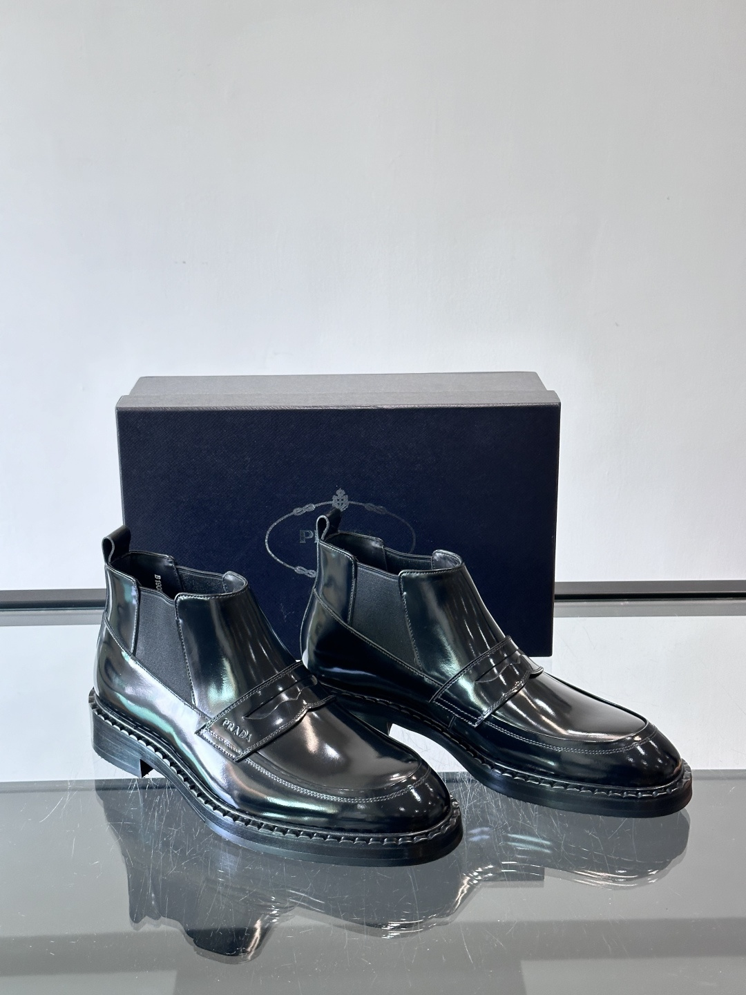 Prad*男士切尔西靴，选用真皮，超有质感，厚底设计增高又舒适。一脚蹬+弹性侧边，穿脱超方便，通勤休闲都