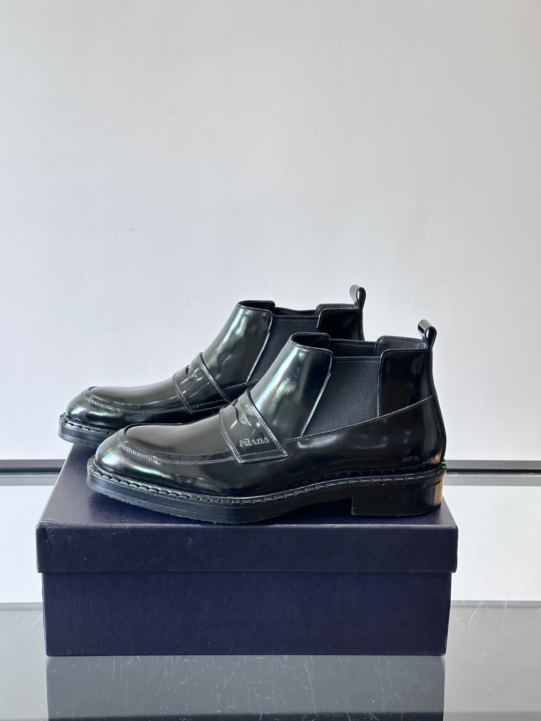 Prad*男士切尔西靴，选用真皮，超有质感，厚底设计增高又舒适。一脚蹬+弹性侧边，穿脱超方便，通勤休闲都