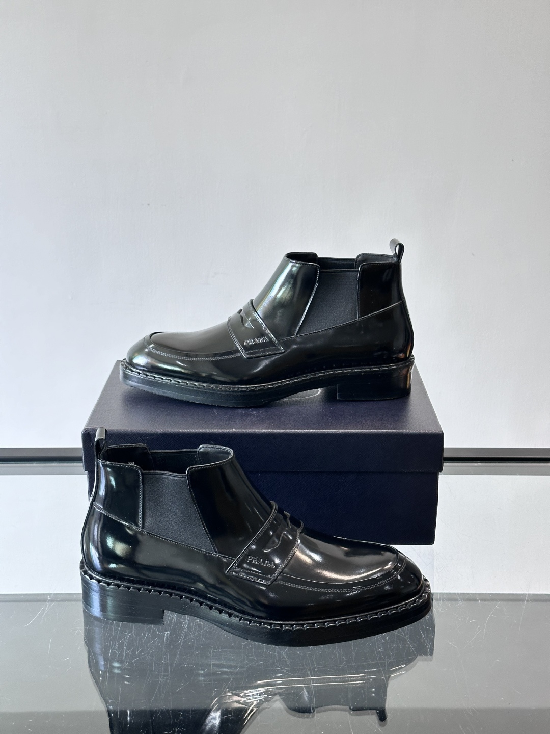 Prad*男士切尔西靴，选用真皮，超有质感，厚底设计增高又舒适。一脚蹬+弹性侧边，穿脱超方便，通勤休闲都