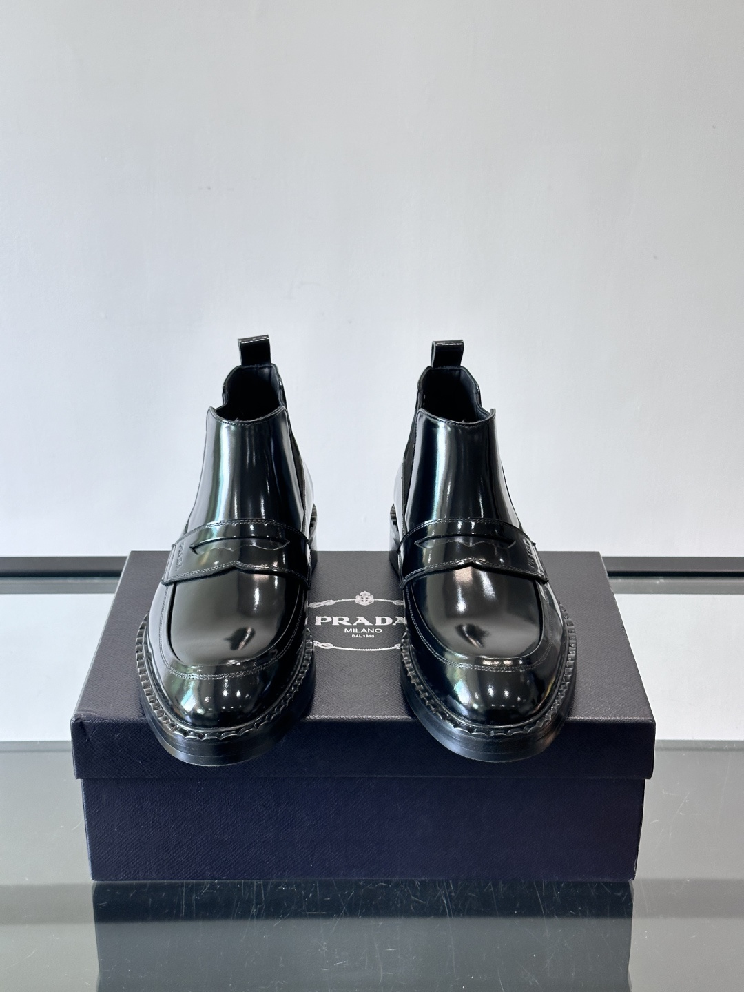 Prad*男士切尔西靴，选用真皮，超有质感，厚底设计增高又舒适。一脚蹬+弹性侧边，穿脱超方便，通勤休闲都