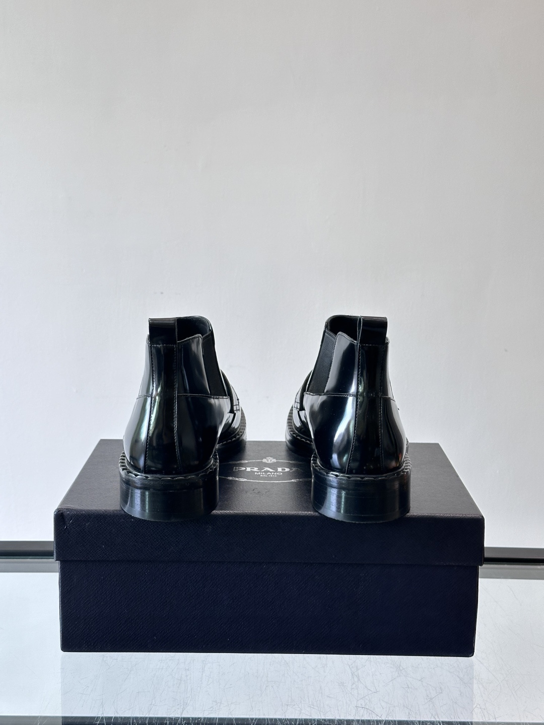 Prad*男士切尔西靴，选用真皮，超有质感，厚底设计增高又舒适。一脚蹬+弹性侧边，穿脱超方便，通勤休闲都