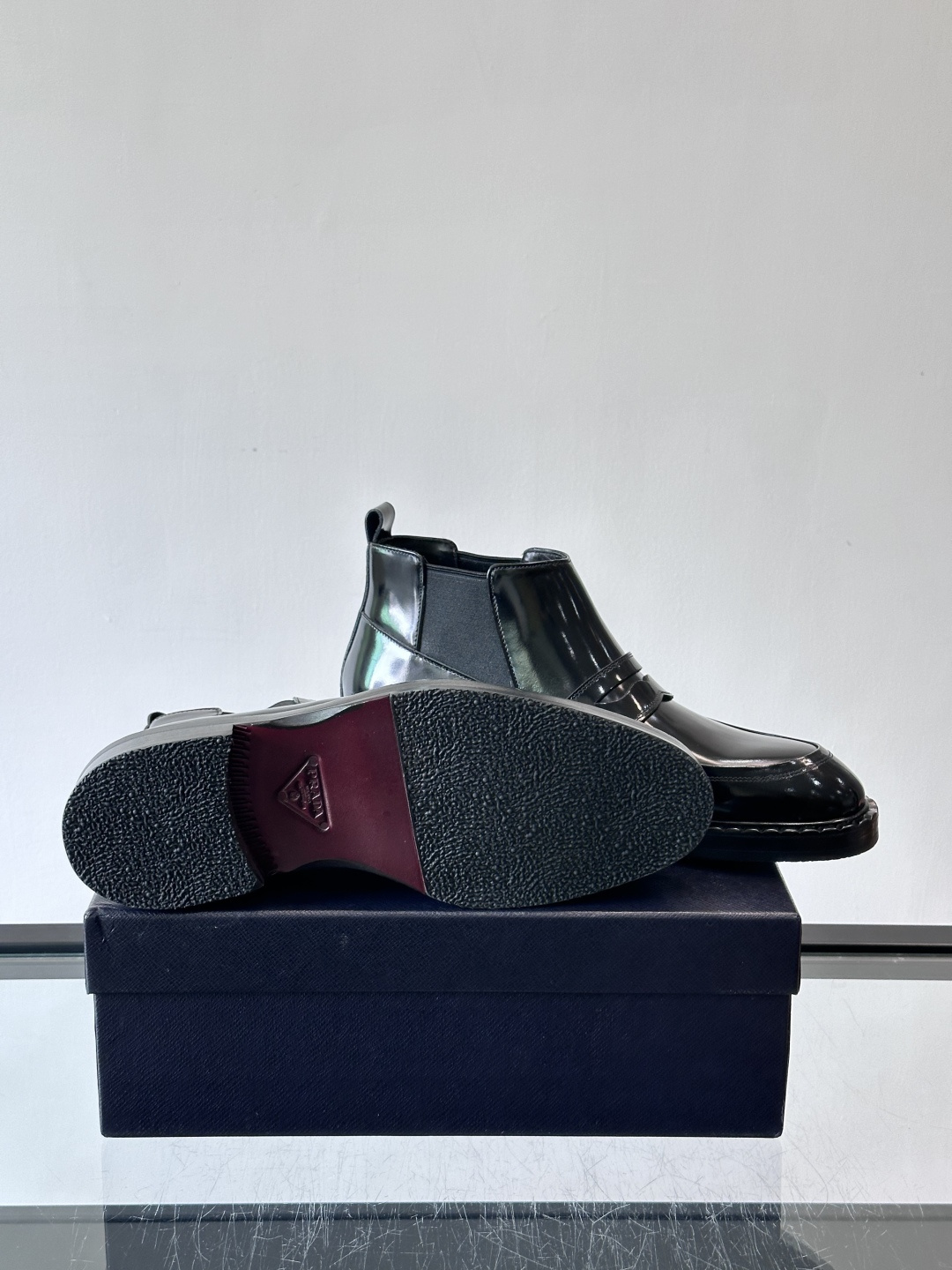 Prad*男士切尔西靴，选用真皮，超有质感，厚底设计增高又舒适。一脚蹬+弹性侧边，穿脱超方便，通勤休闲都