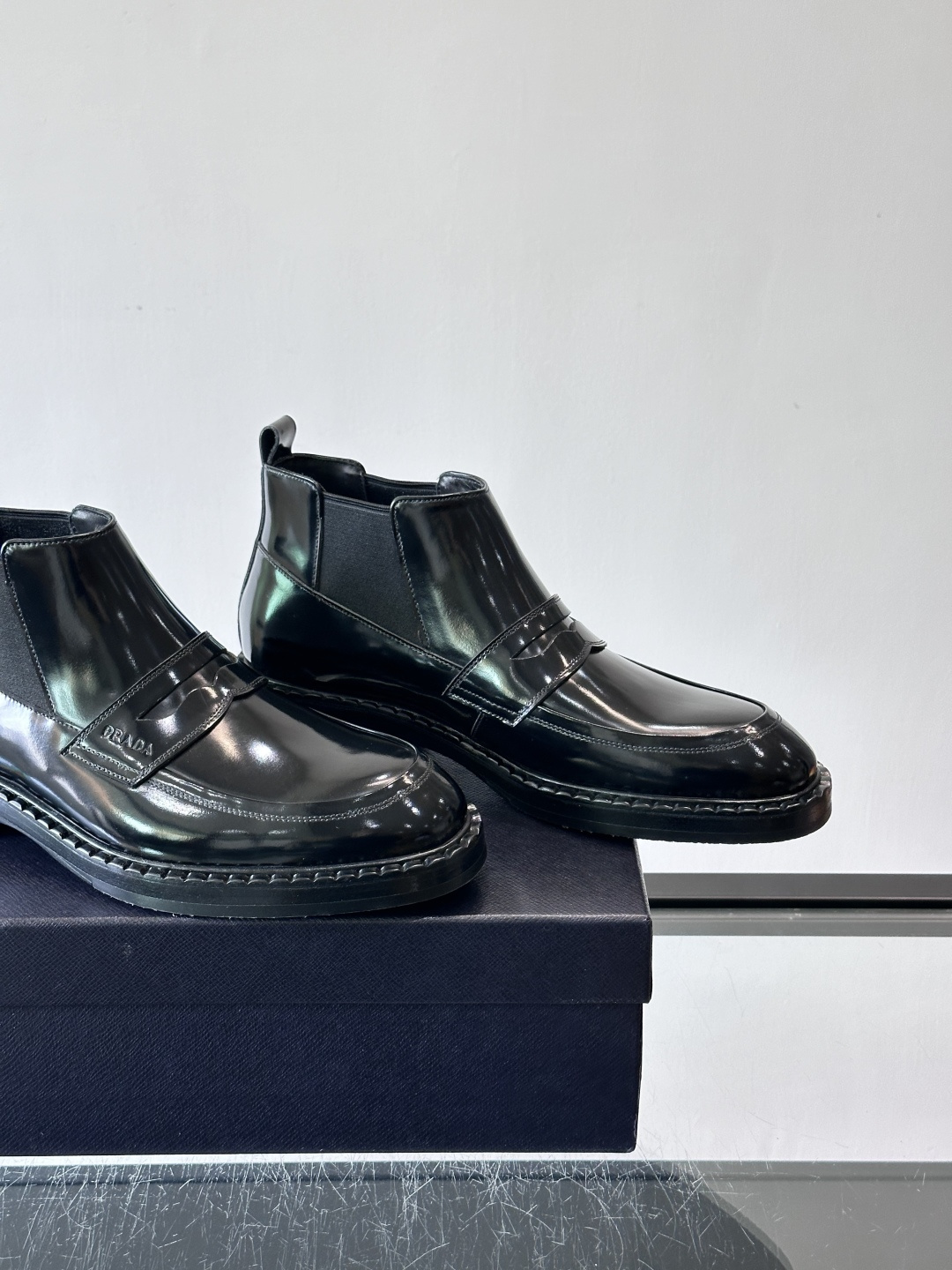 Prad*男士切尔西靴，选用真皮，超有质感，厚底设计增高又舒适。一脚蹬+弹性侧边，穿脱超方便，通勤休闲都