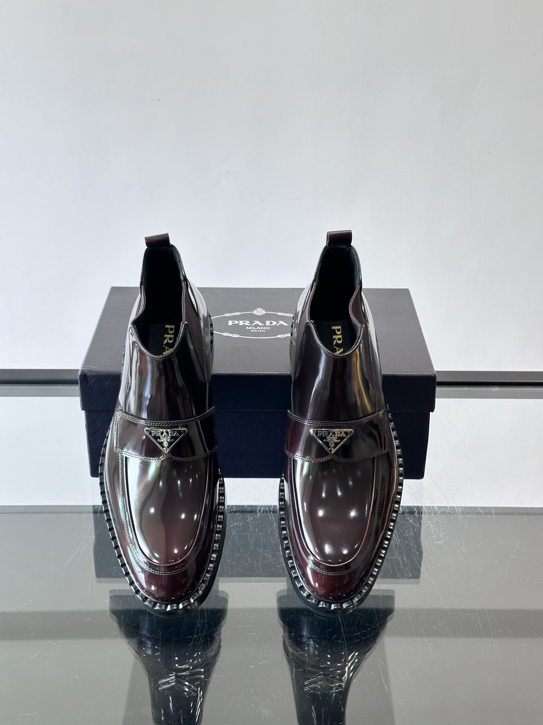 Prad*男士切尔西靴，选用真皮，超有质感，厚底设计增高又舒适。一脚蹬+弹性侧边，穿脱超方便，通勤休闲都