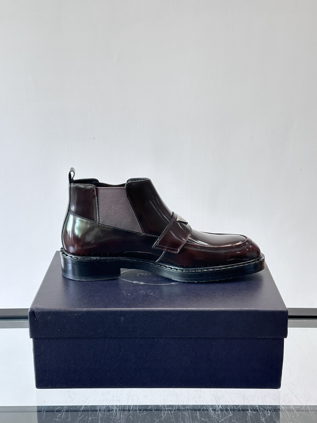 Prad*男士切尔西靴，选用真皮，超有质感，厚底设计增高又舒适。一脚蹬+弹性侧边，穿脱超方便，通勤休闲都