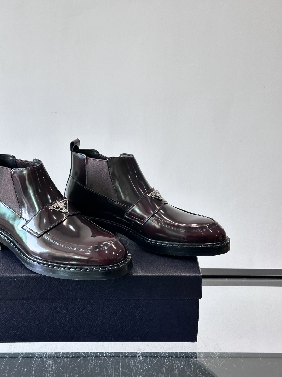 Prad*男士切尔西靴，选用真皮，超有质感，厚底设计增高又舒适。一脚蹬+弹性侧边，穿脱超方便，通勤休闲都