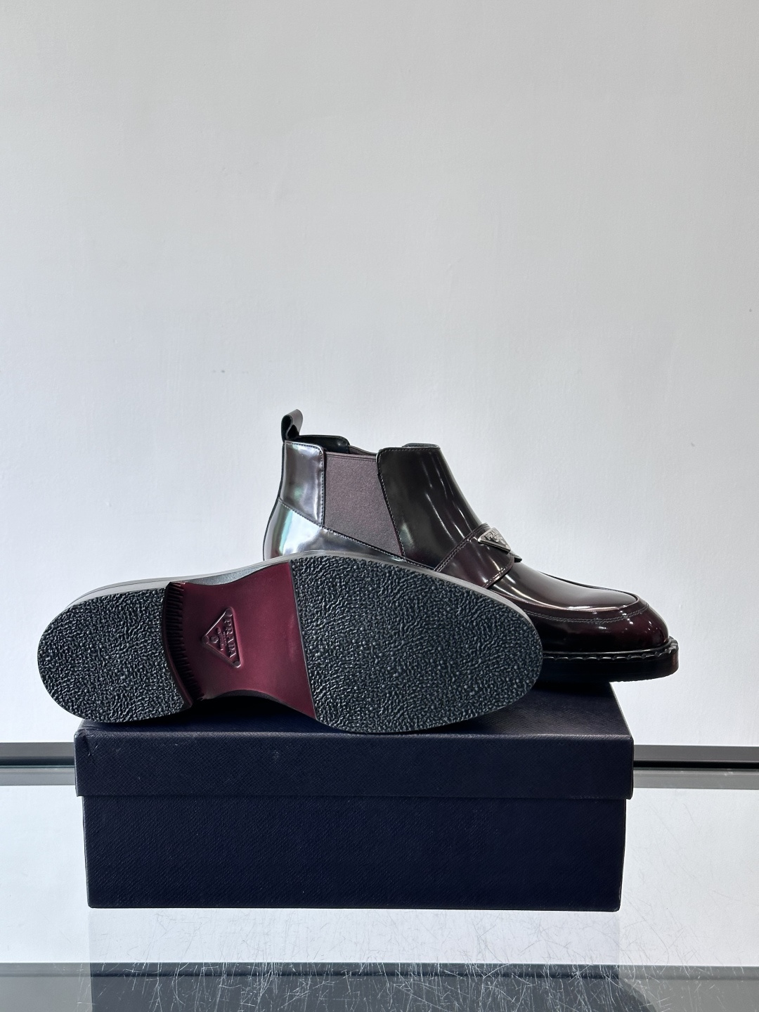 Prad*男士切尔西靴，选用真皮，超有质感，厚底设计增高又舒适。一脚蹬+弹性侧边，穿脱超方便，通勤休闲都