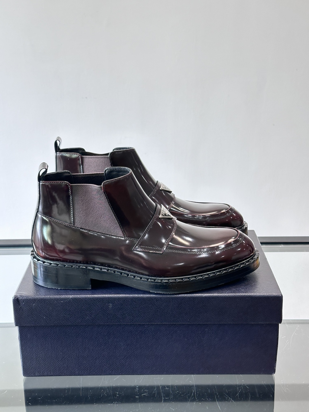 Prad*男士切尔西靴，选用真皮，超有质感，厚底设计增高又舒适。一脚蹬+弹性侧边，穿脱超方便，通勤休闲都