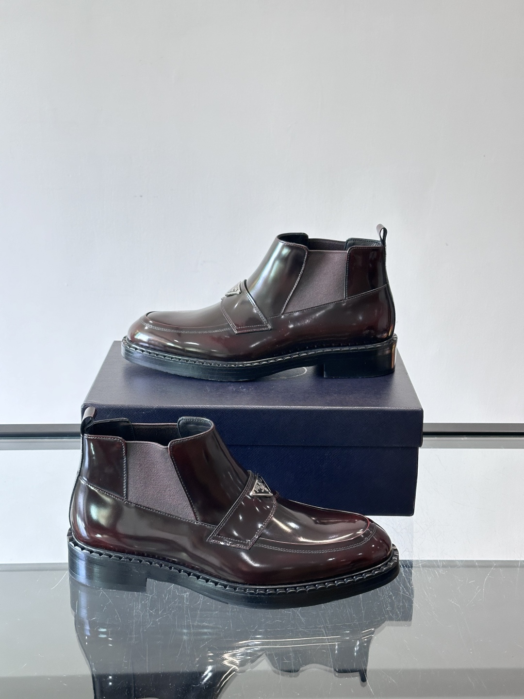 Prad*男士切尔西靴，选用真皮，超有质感，厚底设计增高又舒适。一脚蹬+弹性侧边，穿脱超方便，通勤休闲都