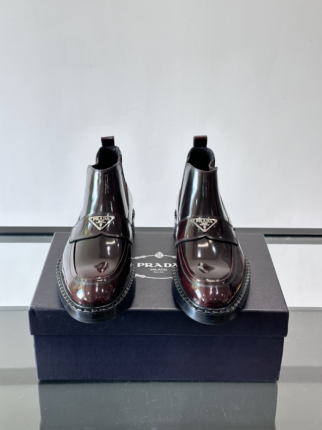 Prad*男士切尔西靴，选用真皮，超有质感，厚底设计增高又舒适。一脚蹬+弹性侧边，穿脱超方便，通勤休闲都