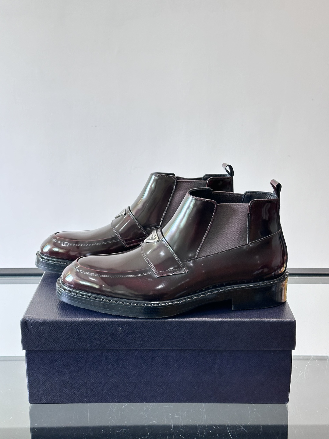 Prad*男士切尔西靴，选用真皮，超有质感，厚底设计增高又舒适。一脚蹬+弹性侧边，穿脱超方便，通勤休闲都