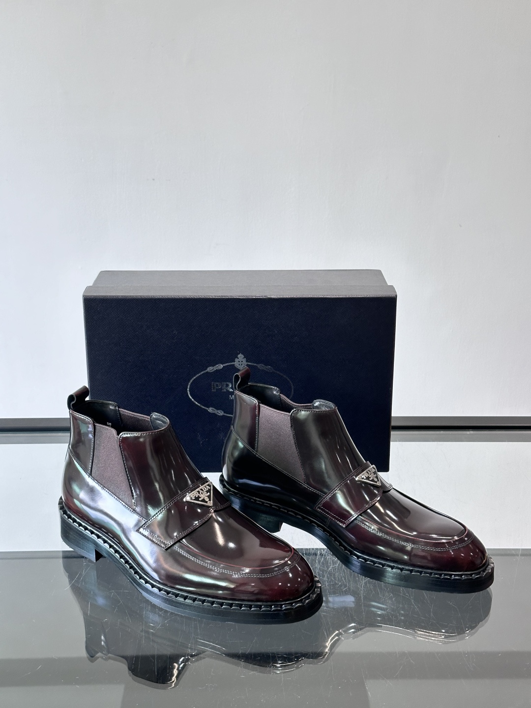 Prad*男士切尔西靴，选用真皮，超有质感，厚底设计增高又舒适。一脚蹬+弹性侧边，穿脱超方便，通勤休闲都