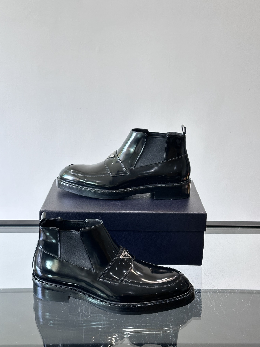 Prad*男士切尔西靴，选用真皮，超有质感，厚底设计增高又舒适。一脚蹬+弹性侧边，穿脱超方便，通勤休闲都