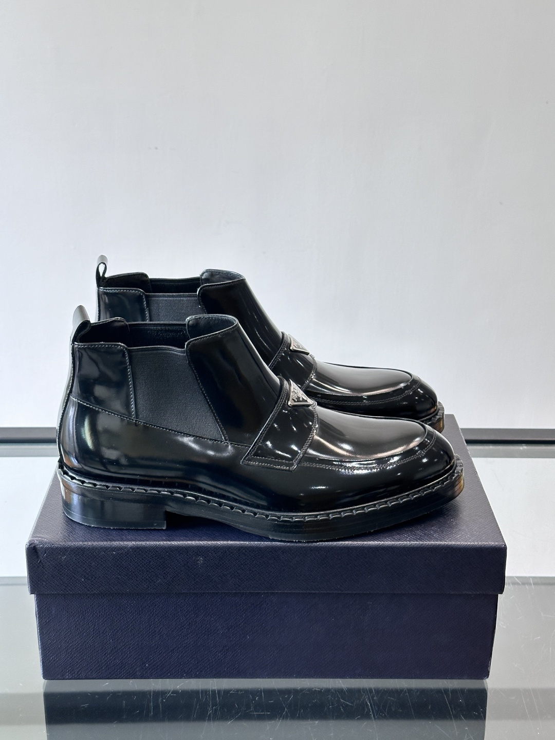 Prad*男士切尔西靴，选用真皮，超有质感，厚底设计增高又舒适。一脚蹬+弹性侧边，穿脱超方便，通勤休闲都