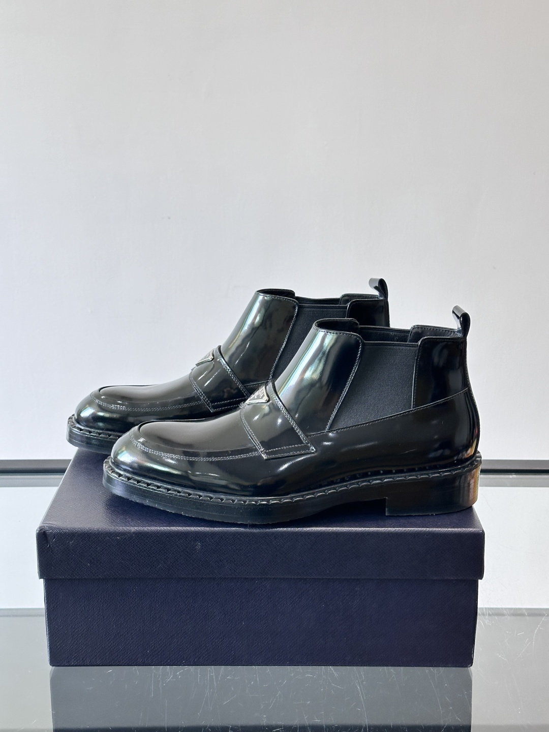 Prad*男士切尔西靴，选用真皮，超有质感，厚底设计增高又舒适。一脚蹬+弹性侧边，穿脱超方便，通勤休闲都