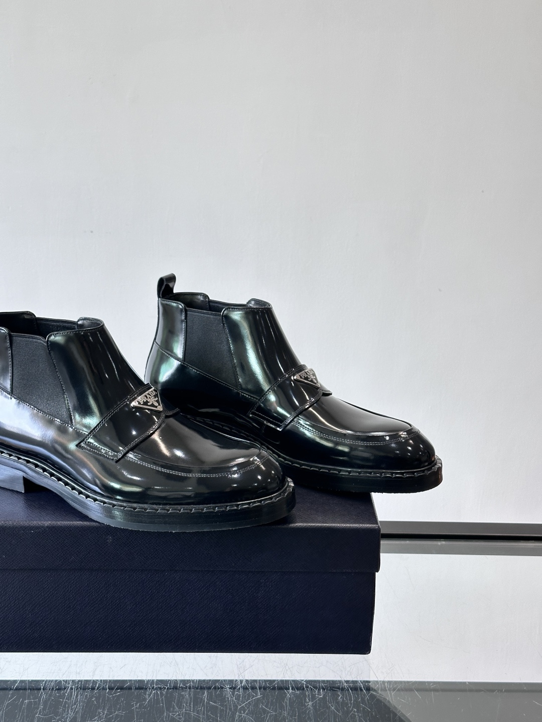 Prad*男士切尔西靴，选用真皮，超有质感，厚底设计增高又舒适。一脚蹬+弹性侧边，穿脱超方便，通勤休闲都