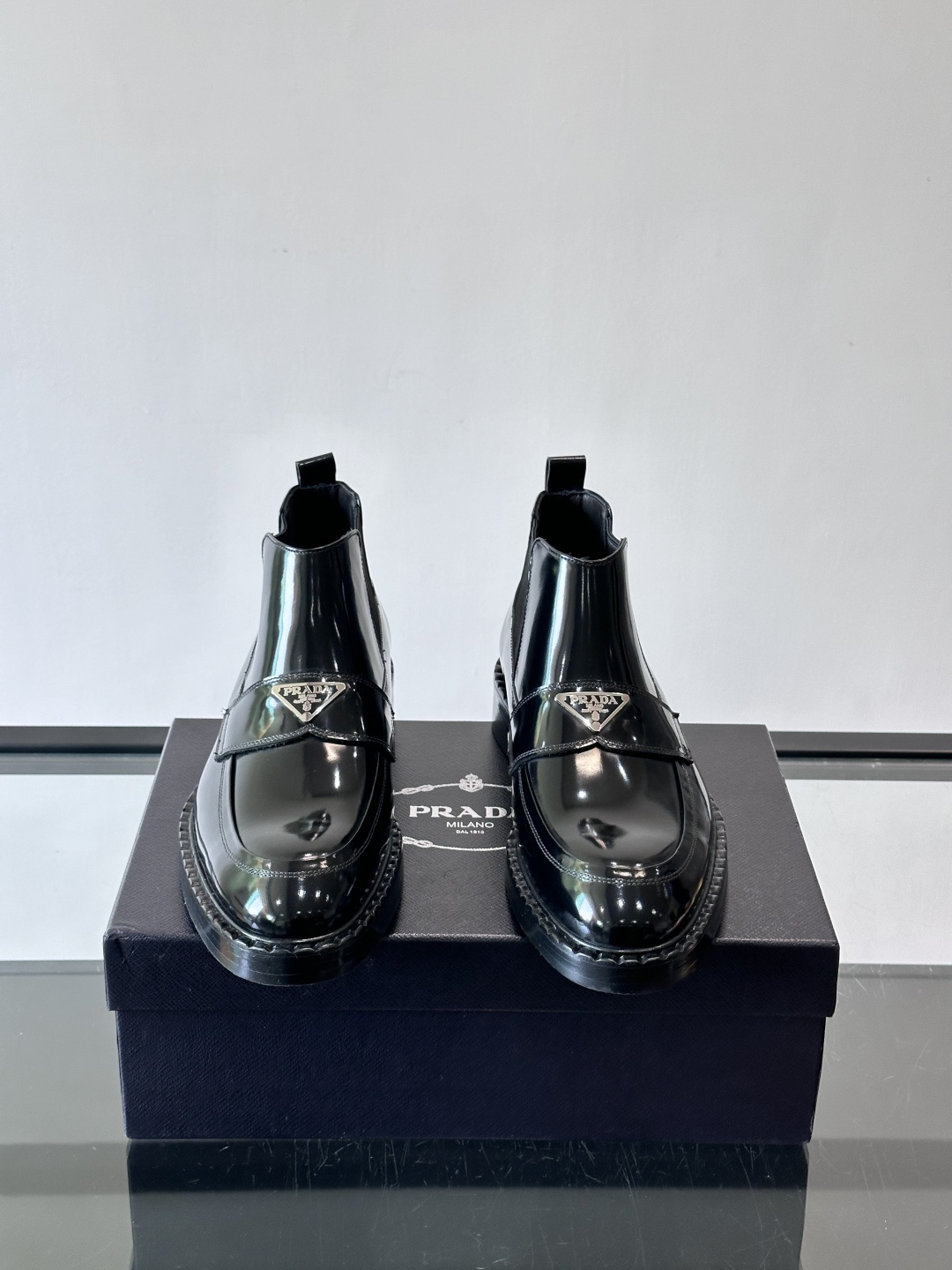 Prad*男士切尔西靴，选用真皮，超有质感，厚底设计增高又舒适。一脚蹬+弹性侧边，穿脱超方便，通勤休闲都