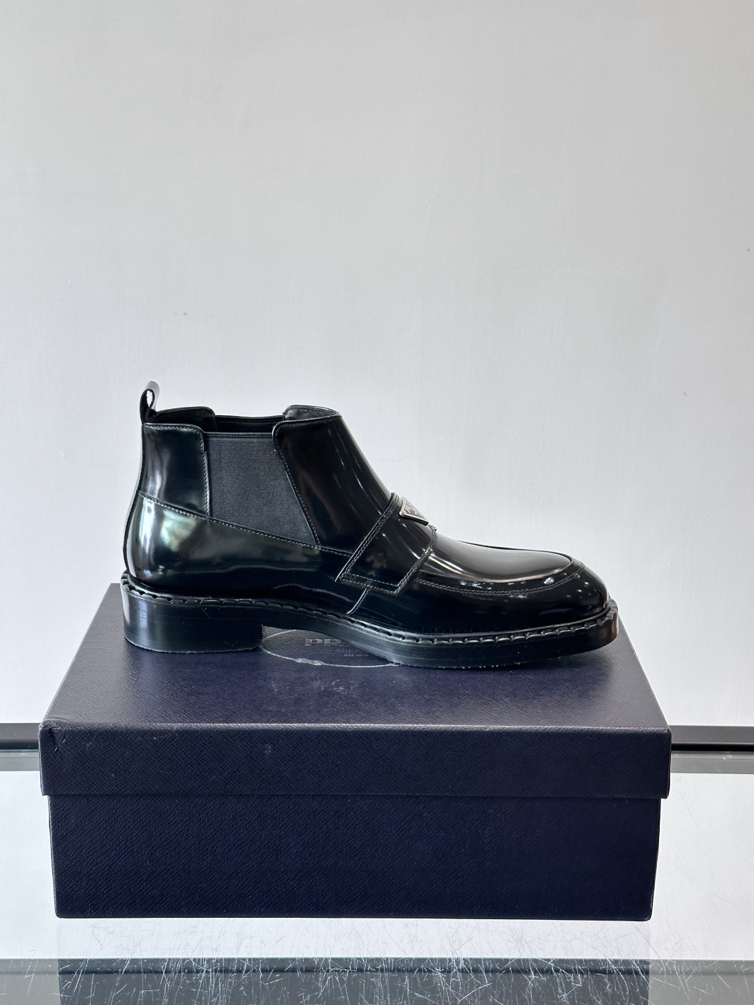 Prad*男士切尔西靴，选用真皮，超有质感，厚底设计增高又舒适。一脚蹬+弹性侧边，穿脱超方便，通勤休闲都