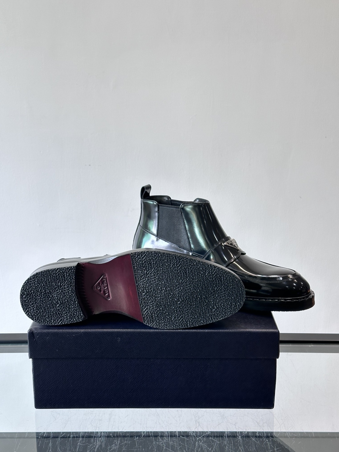 Prad*男士切尔西靴，选用真皮，超有质感，厚底设计增高又舒适。一脚蹬+弹性侧边，穿脱超方便，通勤休闲都